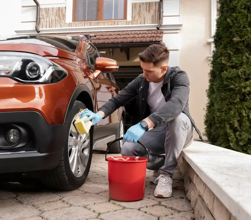 Lavage auto à domicile Thusy : professionnel intervenant sur un véhicule